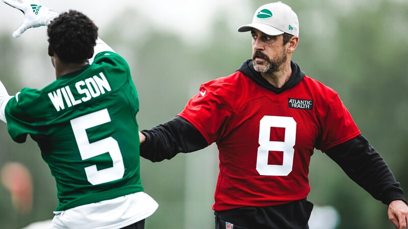 El entrenador en jefe de los New York Jets, Robert Saleh, habla con el quarterback Zach Wilson durante la práctica.