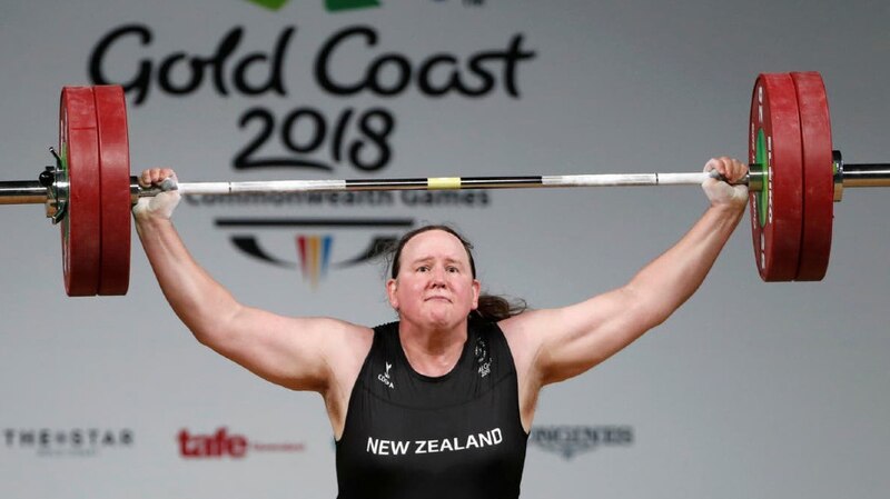Laura Smaling, de Nueva Zelanda, levanta 123 kilogramos en la categoría de 69 kilogramos en los Juegos de la Commonwealth de 2018.
