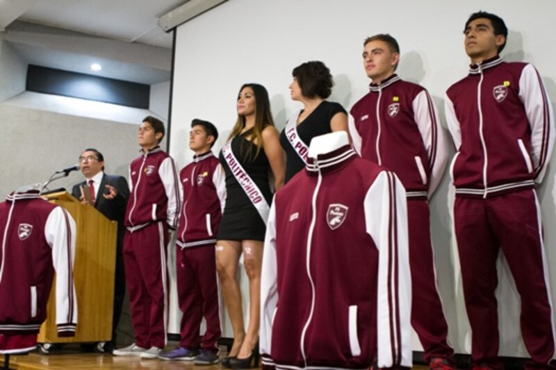 Estudiantes de la Universidad Autónoma de Nuevo León modelan los uniformes deportivos de la institución