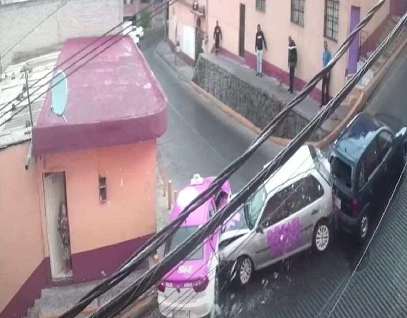 Accidente de coche en una calle estrecha