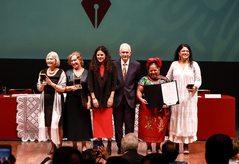 Entrega de premios a escritoras en la FIL de Guadalajara