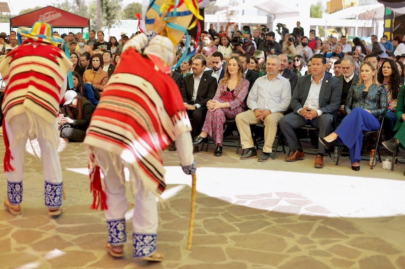 Presentación de danza folclórica en un evento cultural.