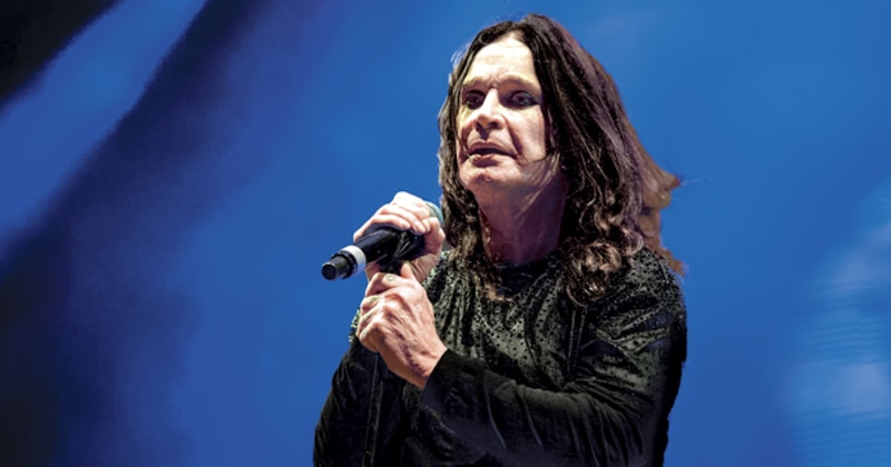 Ozzy Osbourne cantando en un concierto