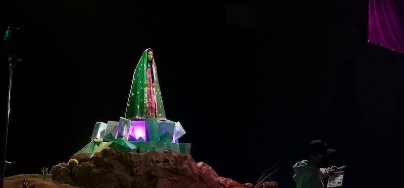 La Virgen de Guadalupe aparece en el escenario de un concierto de rock.