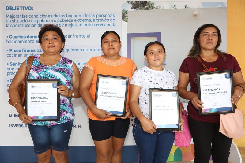 Title: Mujeres reciben certificados de capacitación en Yucatán