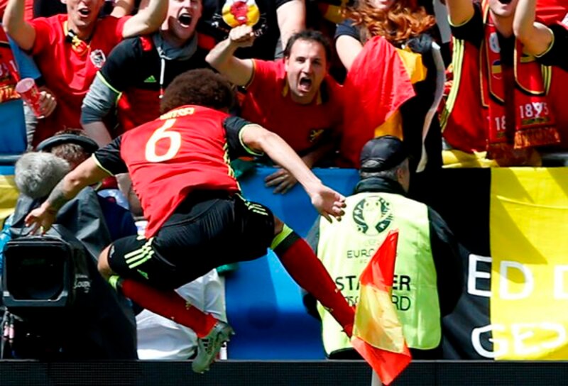 El jugador de fútbol belga Axel Witsel celebra un gol ante España