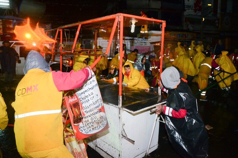 Manifestantes en la Ciudad de México exigen justicia tras el asesinato de un vendedor ambulante
