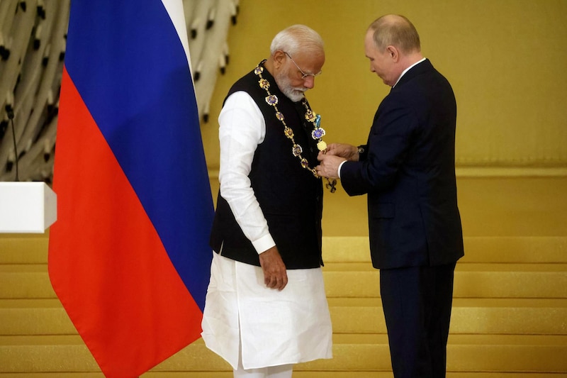 El presidente ruso, Vladimir Putin, condecora al primer ministro indio, Narendra Modi, con la Orden de San Andrés