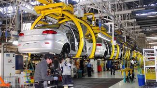 Automotrices en México absorberían aranceles antes que mudar su producción a otro país