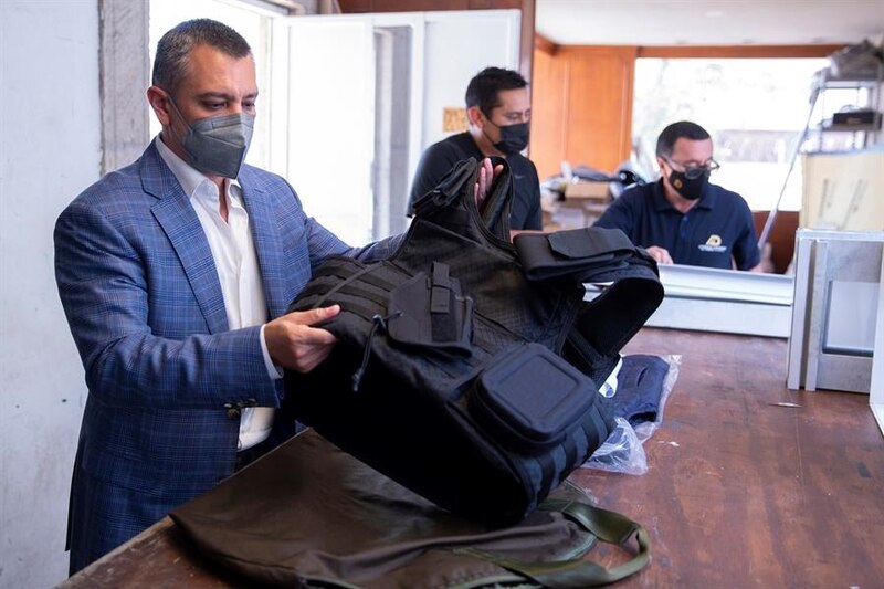 Entrega de chalecos antibalas a policías