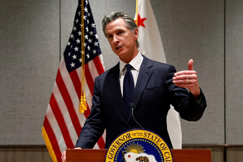 El gobernador de California, Gavin Newsom, pronuncia un discurso.