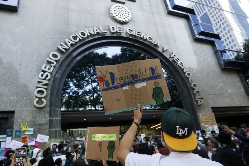 Protesta en el CONACYT por recorte presupuestal