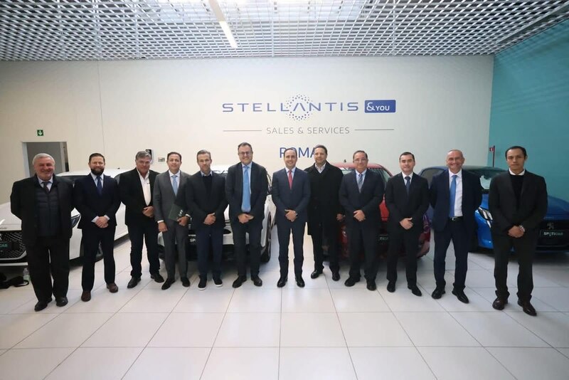 Manolo Jiménez en reunión con empresarios italianos del sector automotriz durante su gira económica