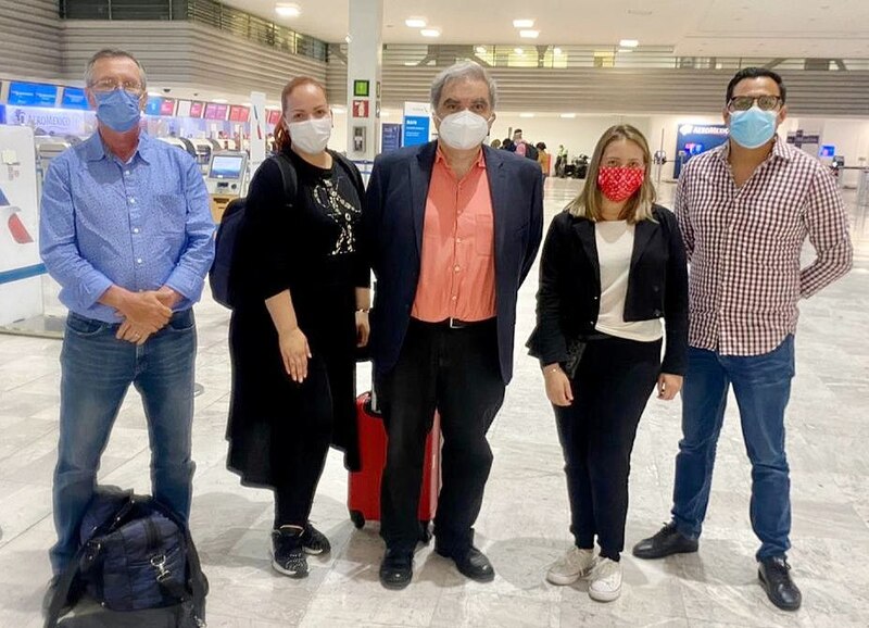 Encuentro de líderes empresariales en el aeropuerto