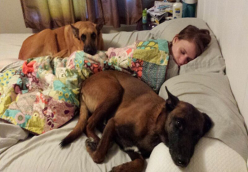 Mujer durmiendo con sus perros