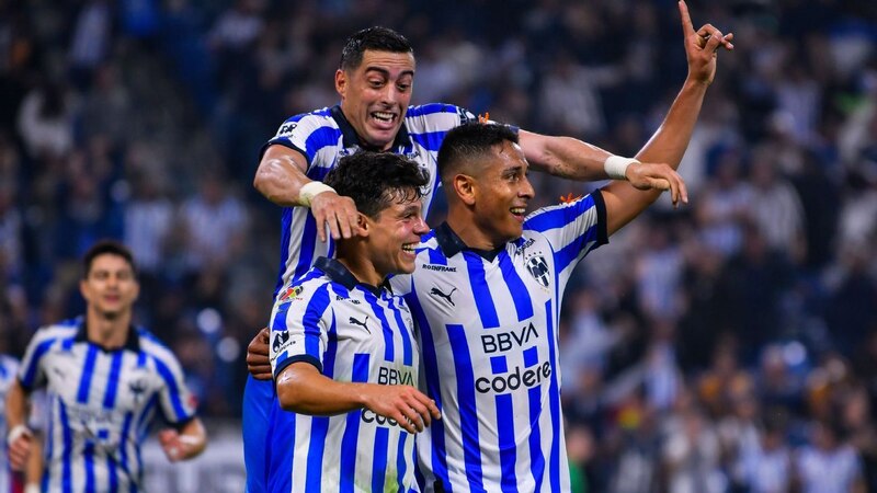 Jugadores del Club América celebran un gol