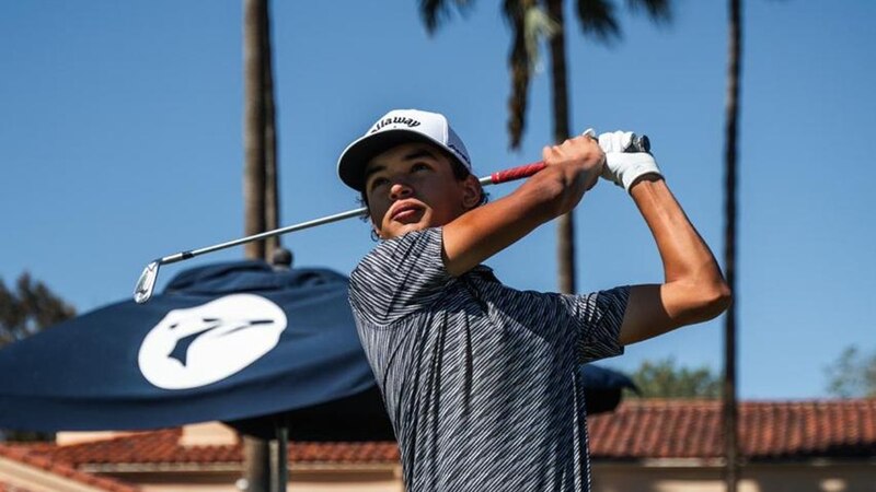 Golfista afroamericano en acción