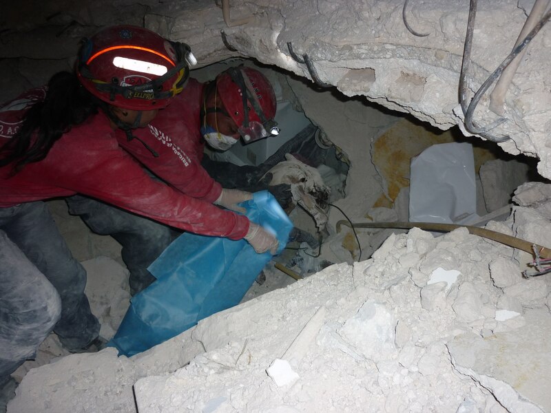 Rescate de una persona atrapada en un derrumbe