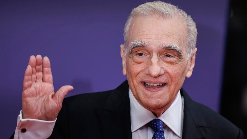 El director de cine Martin Scorsese saluda a la multitud.
