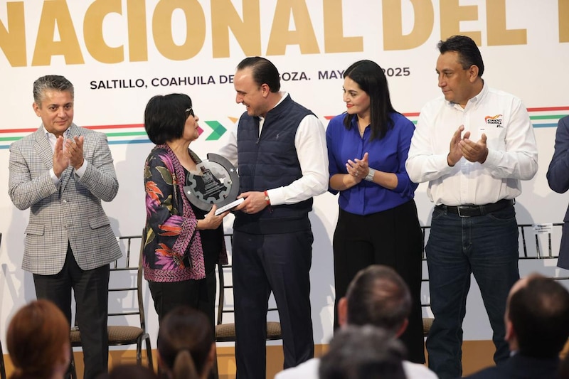 Gobernador Manolo Jiménez Salinas durante la ceremonia del Día del Trabajo en Coahuila 2025