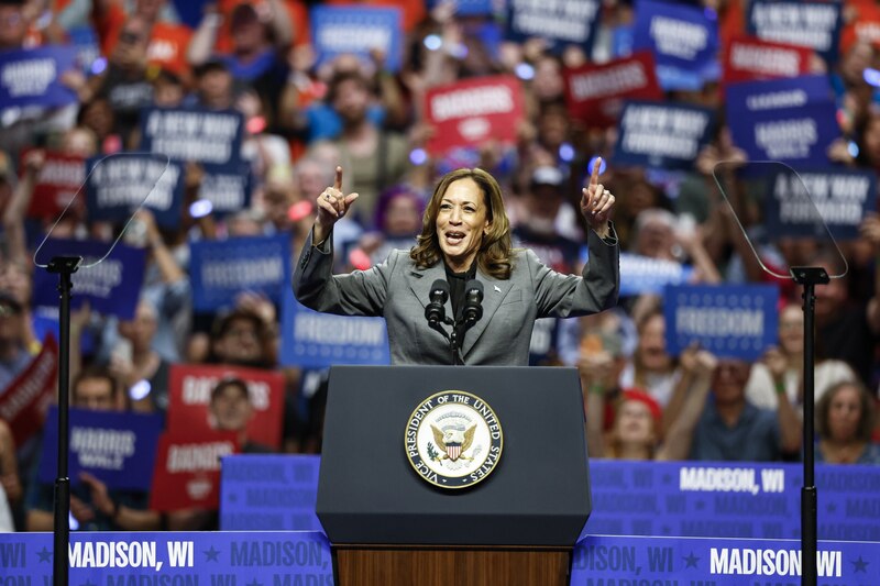 Kamala Harris dando un discurso en un mitin político.