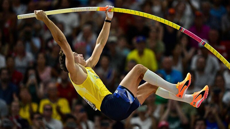 Atleta haciendo salto con pértiga