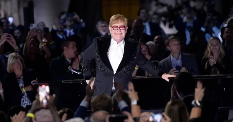 Elton John cantando en un concierto