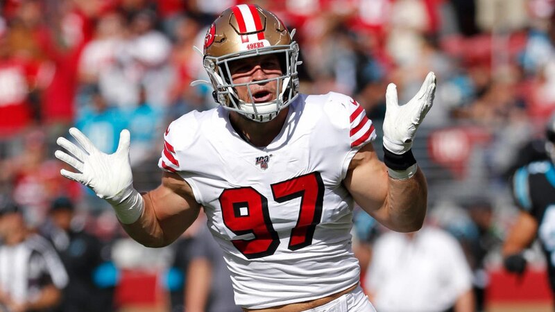 El jugador de fútbol americano Nick Bosa celebra un sack