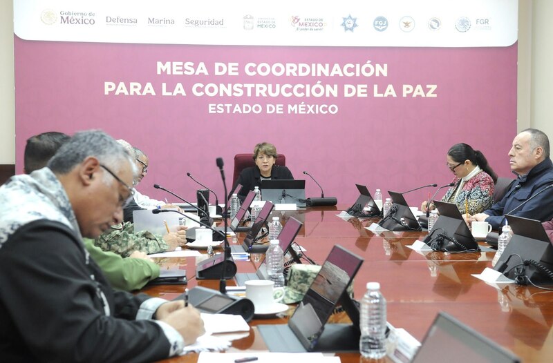 Mesa de coordinación en donde se muestra a Horacio Duarte Olivares, Secretario General de Gobierno del Estado de México; Cristóbal Castañeda Camarillo, Secretario de Seguridad estatal; y José Luis Cervantes Martínez, Fiscal General de Justicia del Estado de México, representantes de la Secretaría de la Defensa Nacional, Marina, Guardia Nacional y el Centro Nacional de Inteligencia.