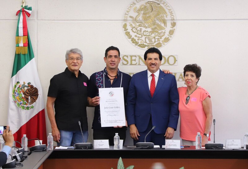 El cantante Joan Sebastian recibe un reconocimiento por su trayectoria artística