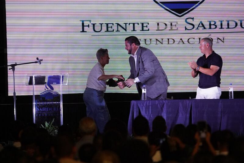 Entrega más de 2,400 becas con la Fundación Fuente de Sabiduría