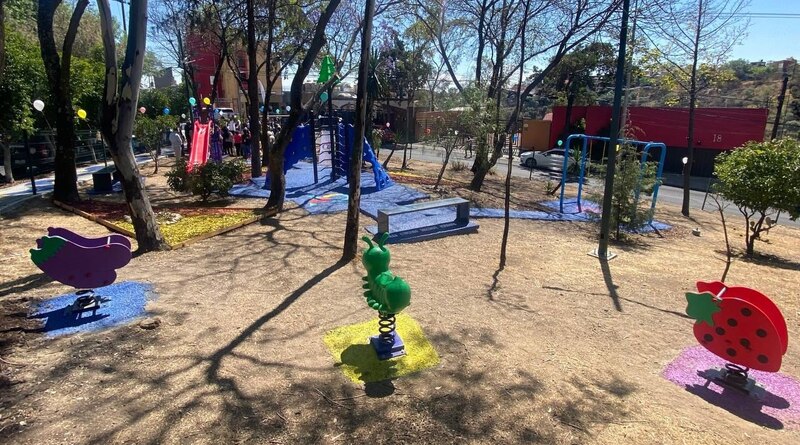 Parque infantil con suelo de caucho