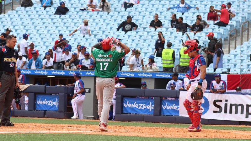 Arco Rodríguez conectando un cuadrangular en el juego de béisbol.