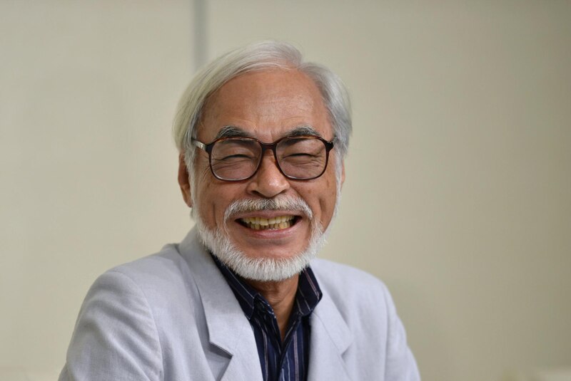 El legendario animador Hayao Miyazaki sonríe feliz