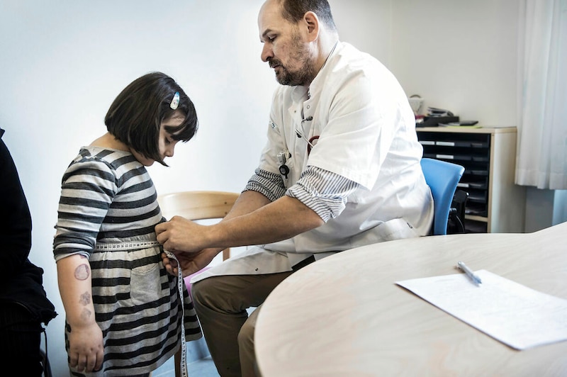 Doctor mide la cintura de una niña