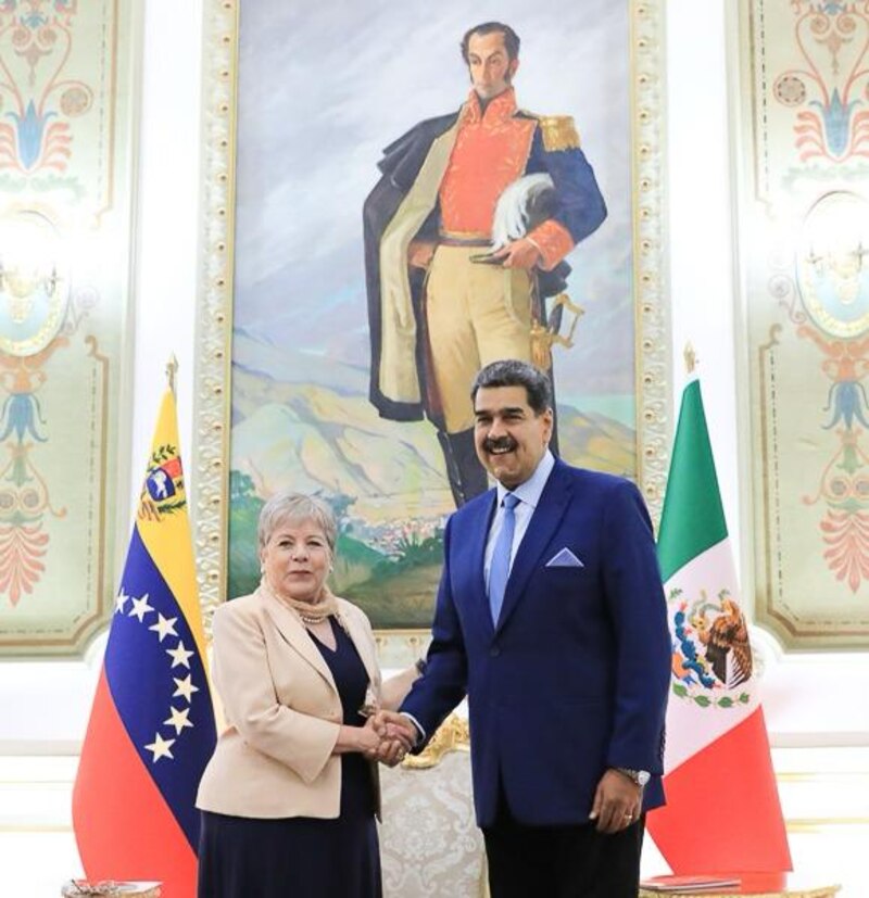 El presidente Nicolás Maduro recibe a la vicepresidenta Delcy Rodríguez en el Palacio de Miraflores