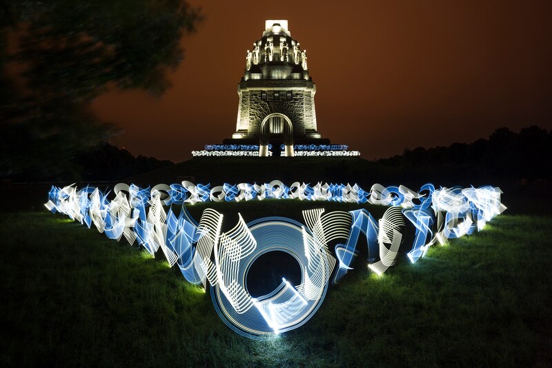 Monumento a la Batalla de las Naciones iluminado por la noche