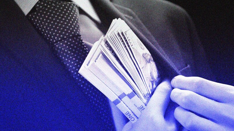 Dinero en efectivo en el bolsillo de un hombre