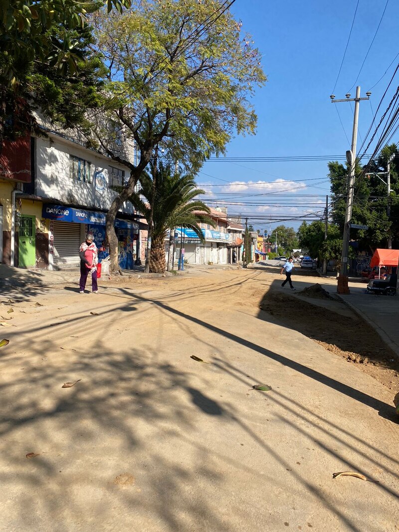Calle en mal estado en una zona urbana