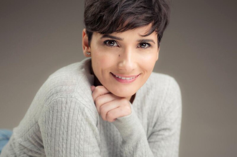 Mujer joven con pelo corto y sonrisa amable