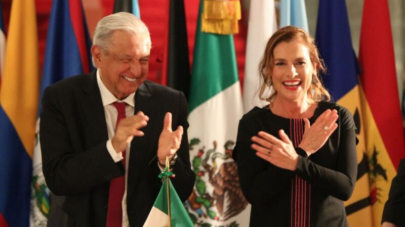 El presidente Enrique Peña Nieto y la canciller Claudia Ruiz Massieu aplauden durante la ceremonia de despedida del embajador de España en México, Luis Fernández-Cid de las Alas.