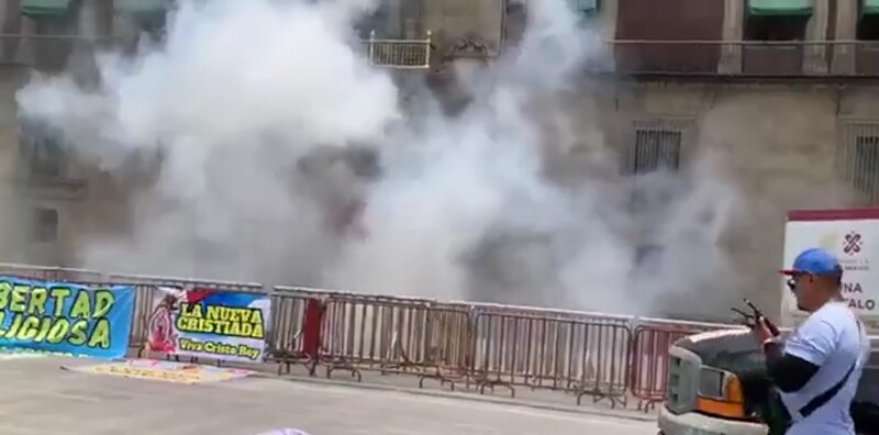 Manifestación en la calle con petardos y humo