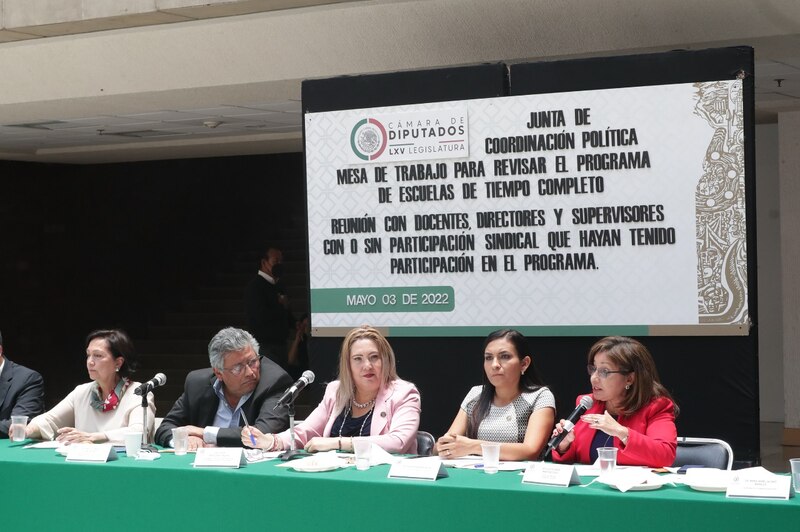 Title: Reunión de trabajo para revisar el programa de escuelas de tiempo completo