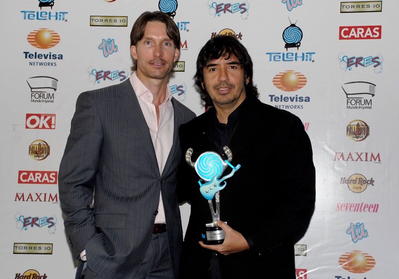Cantante argentino Diego Torres junto a un ejecutivo de Telehit