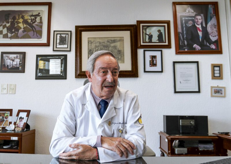 El Dr. José Narro Robles, Rector de la UNAM, en su oficina.