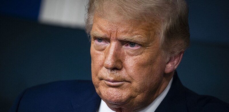 El presidente Donald Trump mira con seriedad.