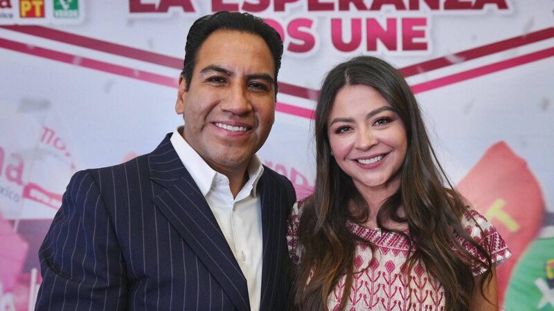 El cantante mexicano Pedro Fernández y su esposa, Rebeca Garza.