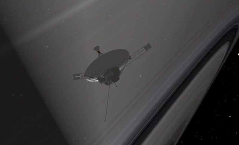La sonda espacial Voyager 1 viaja a través de los anillos de Saturno