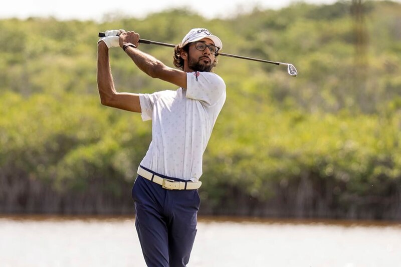 Golfista profesional masculino en acción