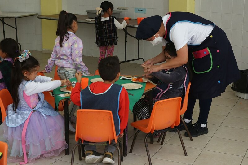 Niños en un comedor escolar